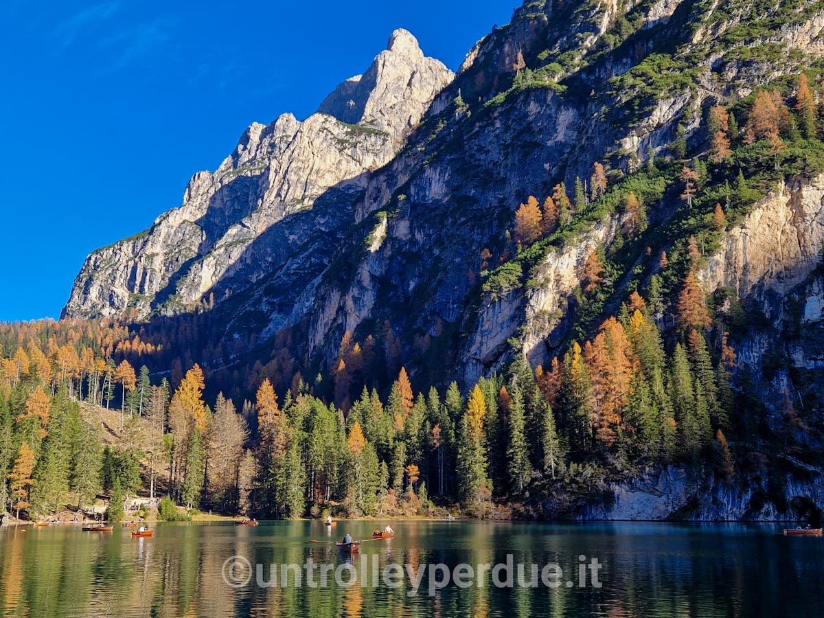 giro in barca sul lago di braies