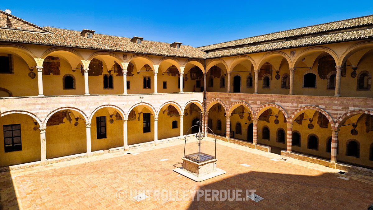 chiostro della basilica di san francesco