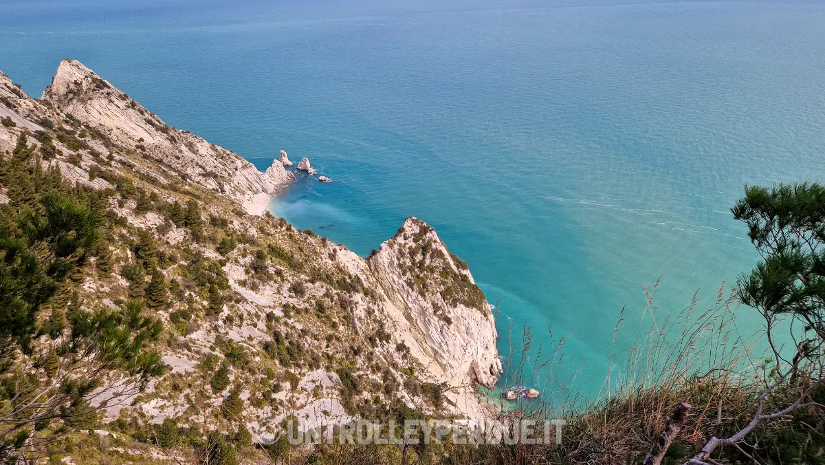 spiaggia delle due sorelle conero
